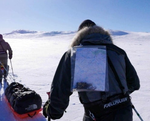 Kaart op de rug tijdens expeditie in de sneeuw