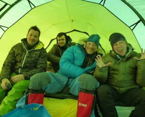Henk-Jan Geel in de tent op expeditie