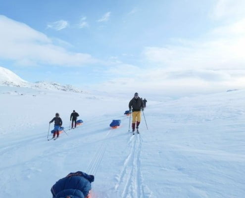 Ski expeditie in de winter in Zweeds Lapland