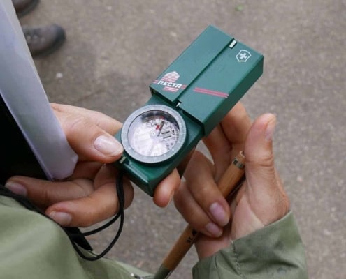 Leonard Rensen over de Navigeren met kaart en kompas workshop in Nederland 4 Ga op avontuur met de Recta DP2 kompas! Perfect voor ontdekkingsreizigers die graag hun eigen koers bepalen. Robuust en betrouwbaar, met duidelijke richtingsmarkeringen en een transparant venster voor nauwkeurige navigatie. Bereik elke bestemming met vertrouwen. Klaar om nieuwe wegen te ontdekken? Laten we gaan!
