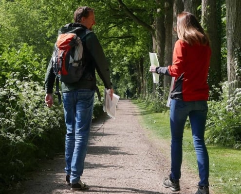 Paul en Lizz over de Navigeren met kaart en kompas workshop in Nederland 6 Beleef een avontuur met onze kaart en kompasworkshop! Wandel door een schaduwrijk bos, omringd door groen. Leer navigeren met een rugzak op je rug en kaart in de hand. Perfect voor avonturiers die van de natuur houden!