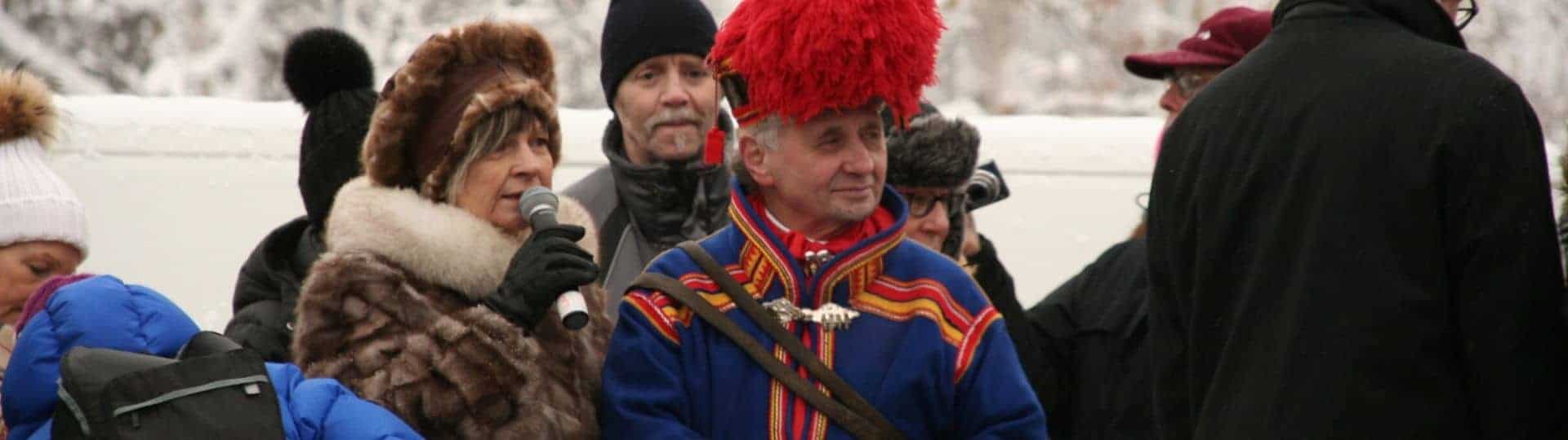 Sami man op de Sami jaarmarkt in Jokkmokk SÁMI CULTURE EXPERIENCE
