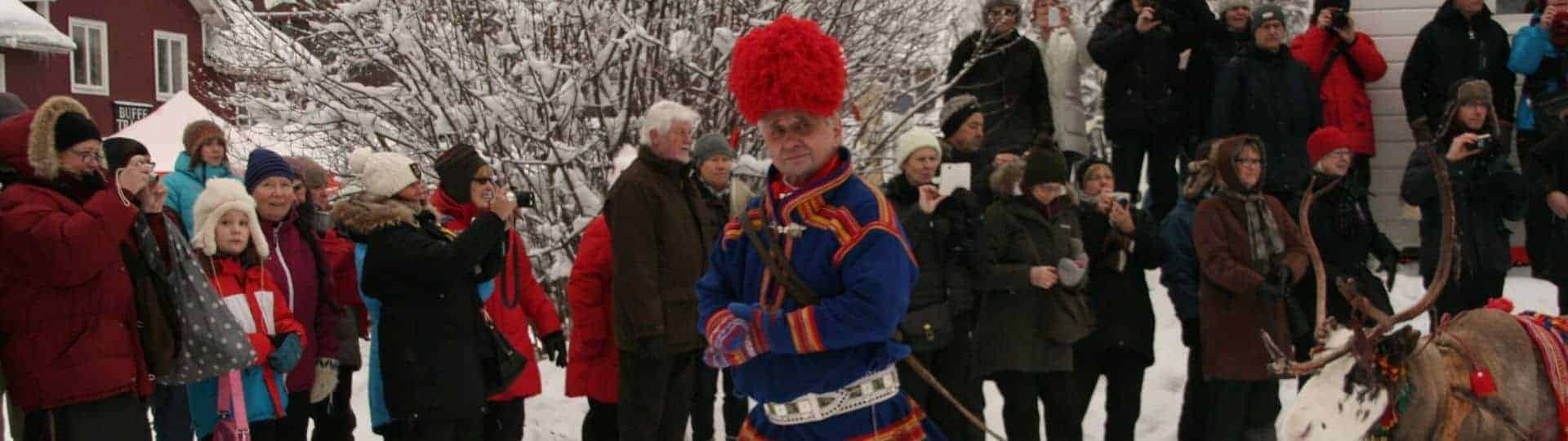 oudere man op de Sami jaarmarkt in Jokkmokk SÁMI CULTURE EXPERIENCE