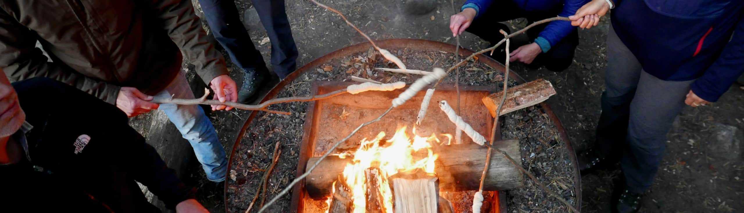 Brood op een kampvuur maken