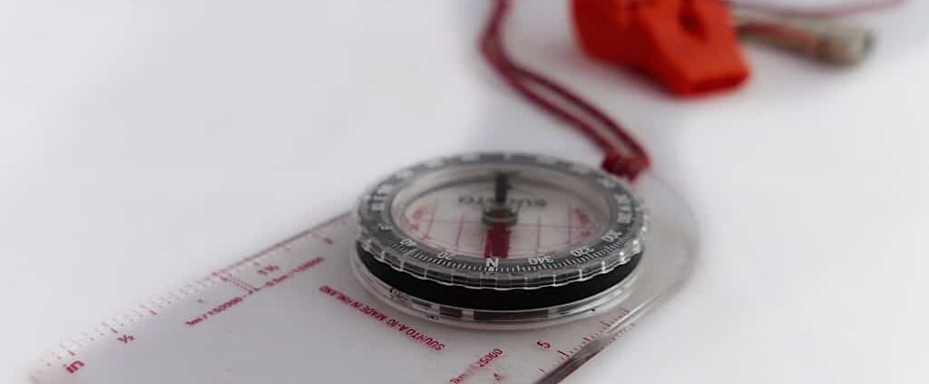 Suunto Kompas A 10NH Navigating with a Suunto A-10 plate compass