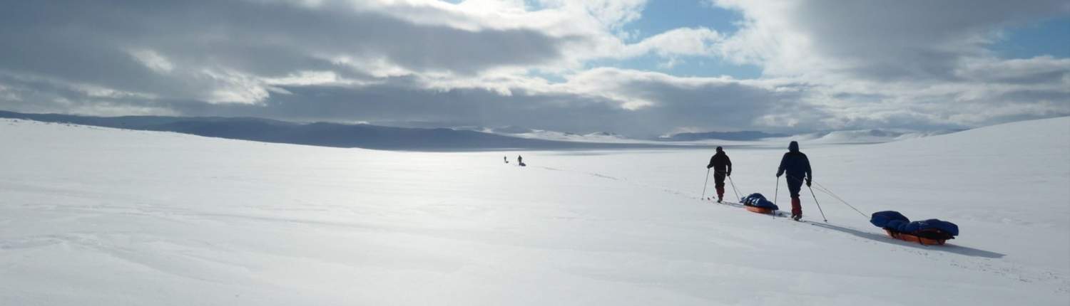Slee trekken tijdens een skitrekking in de winter