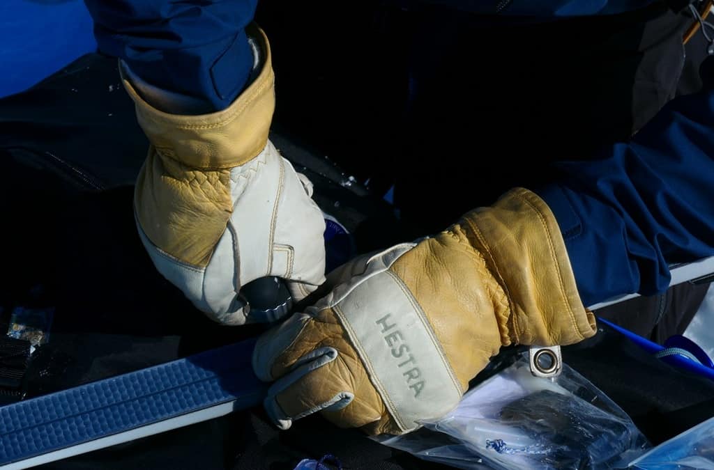 Hestra Handschoen een reparatie aan ski's