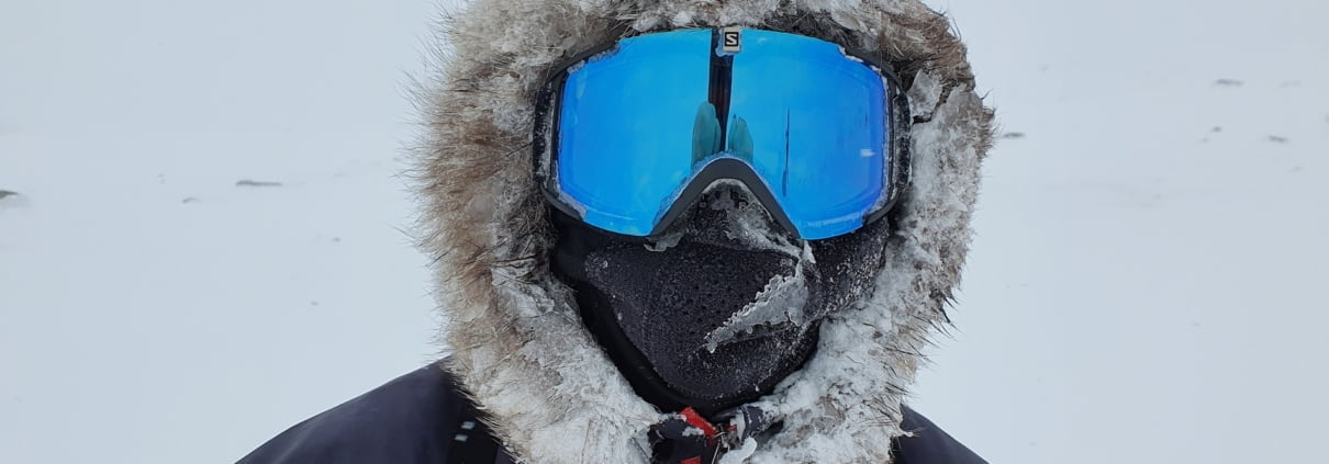 Alex Hermans in een bivakmust op de Hardangervidda in Noorwegen