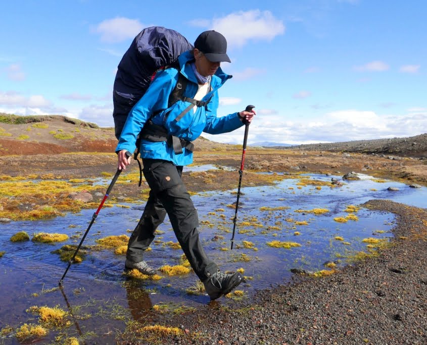 Rivierbedding volgen met rugzaktrekking in IJsland