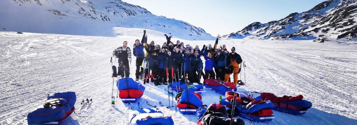 Beleef het avontuur van je leven in het besneeuwde Groenland! Omringd door torenhoge bergen en helderblauwe luchten maakt onze opgewonden groep zich op voor een epische winterexpeditie. Stel je voor dat je op een slee zit, beladen met uitrusting, klaar om het ruige terrein te veroveren. Mis het niet: dit is de winter op zijn wildst!