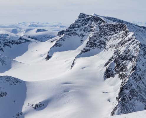 Beleef avontuur op de adembenemende, met sneeuw bedekte toppen van een adembenemende bergketen, net als Kebnekaise in de Zweedse wildernis!