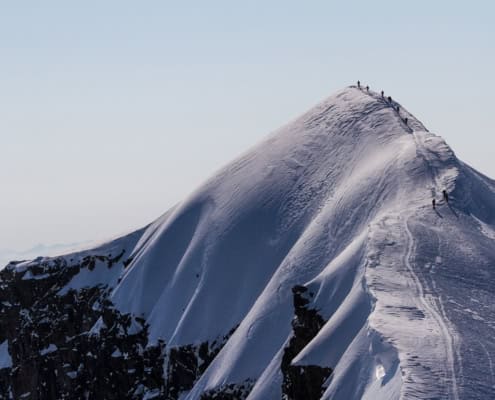 Beleef het ultieme avontuur door je aan te sluiten bij een groep onverschrokken klimmers terwijl ze de besneeuwde top van de Kebnekaise in Zweden veroveren. Met een helderblauwe lucht die zich eindeloos boven je uitstrekt, belooft deze opwindende reis adembenemende uitzichten en een onvergetelijke ervaring voor sensatiezoekers die nieuwe hoogten willen beklimmen!