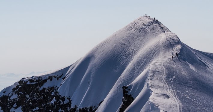 Beleef het ultieme avontuur door je aan te sluiten bij een groep onverschrokken klimmers terwijl ze de besneeuwde top van de Kebnekaise in Zweden veroveren. Met een helderblauwe lucht die zich eindeloos boven je uitstrekt, belooft deze opwindende reis adembenemende uitzichten en een onvergetelijke ervaring voor sensatiezoekers die nieuwe hoogten willen beklimmen!