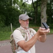 Kaart en kompas navigatie workshop_16 Ontdek het avontuur in Utrecht! Leer navigeren met kaart en kompas tijdens een spannende outdoor workshop. Omgeven door dicht groen, volg je in een bosrijke omgeving instructies van ervaren gidsen. Ideaal voor iedereen die van avontuur houdt!