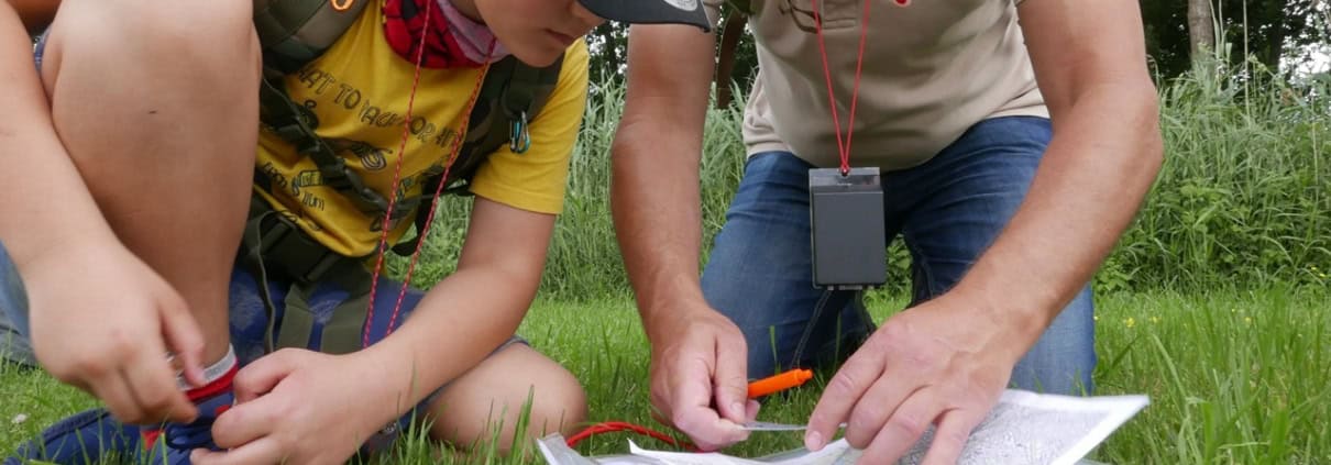 Avontuurlijk dagje uit: Leer navigeren met kaart en kompas! 👨‍👩‍👦🌍 Ga samen met je soort op avontuur! 🏞️ Tijdens onze workshop leren jullie hoe je een kaart leest en een kompas gebruikt. 🌳🗺️ Een perfect uitje voor nieuwsgierige ontdekkers. Boek nu!