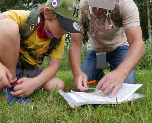 Roald van Noort over de Navigeren met kaart en kompas workshop in Nederland 5 Avontuurlijk dagje uit: Leer navigeren met kaart en kompas! 👨👩👦🌍 Ga samen met je soort op avontuur! 🏞️ Tijdens onze workshop leren jullie hoe je een kaart leest en een kompas gebruikt. 🌳🗺️ Een perfect uitje voor nieuwsgierige ontdekkers. Boek nu!