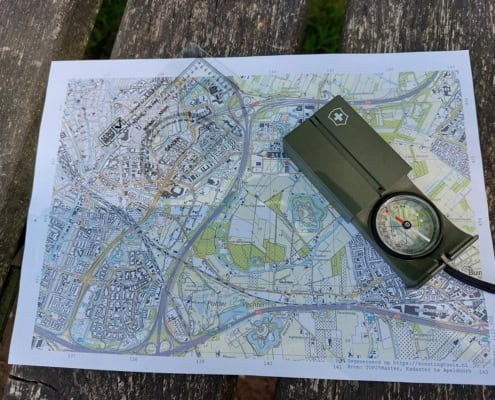 Daan Remijnse over de Navigeren met kaart en kompas workshop in Nederland 2 Ontdek de avonturier in jezelf met onze gedetailleerde kaarten! Deze kaarten tonen diverse wegen, gebouwen en groene gebieden. Gebruik onze doorzichtige kaarthoekmeter en het robuuste groene kompas met draagkoord voor perfecte navigatie tijdens jouw volgende avontuur.