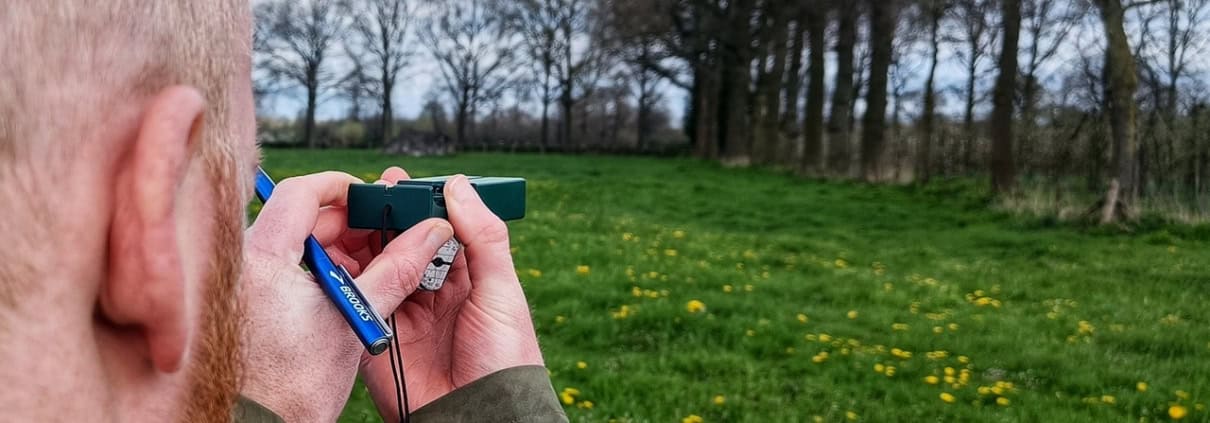 Beleef een avontuurlijke workshop in Utrecht! Onder begeleiding van een expert leer je werken met een kompas en meetinstrumenten in een prachtig veld vol groene grasvelden en gele bloemen. Omringd door kale bomen en onder een bewolkte hemel, krijg je de kans om je ontdekkingsvaardigheden te verbeteren. Schrijf je nu in voor deze unieke ervaring!
