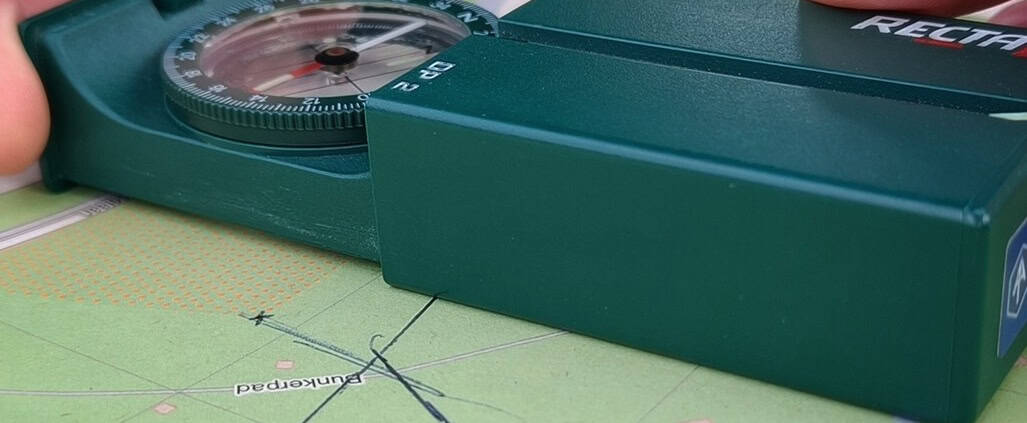 Gerard Murre about the Navigating with Map and Compass Workshop in the Netherlands 1 Beleef een avontuurlijke workshop navigeren in Utrecht! Ontdek hoe je met een groene kompas en kaart de weg vindt. De werkplaats vindt buiten plaats, midden in het groen. Leer op dΓ© manier om lijnen en symbolen te lezen, terwijl je het noorden zoekt met de kompas in jouw hand. Sluit je aan voor dit spannende avontuur!