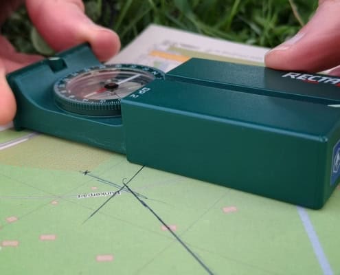 Gerard Murre about the Navigating with Map and Compass Workshop in the Netherlands 1 Beleef een avontuurlijke workshop navigeren in Utrecht! Ontdek hoe je met een groene kompas en kaart de weg vindt. De werkplaats vindt buiten plaats, midden in het groen. Leer op dé manier om lijnen en symbolen te lezen, terwijl je het noorden zoekt met de kompas in jouw hand. Sluit je aan voor dit spannende avontuur!