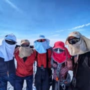 IMG_8024 Beschermde ijsgezichten met zonsverduisteringsbrillen op een ijslandschap in het hoge noorden.