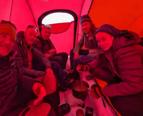 Klaar voor avontuur in de Arctische tent, met een groep enthousiastelingenen.