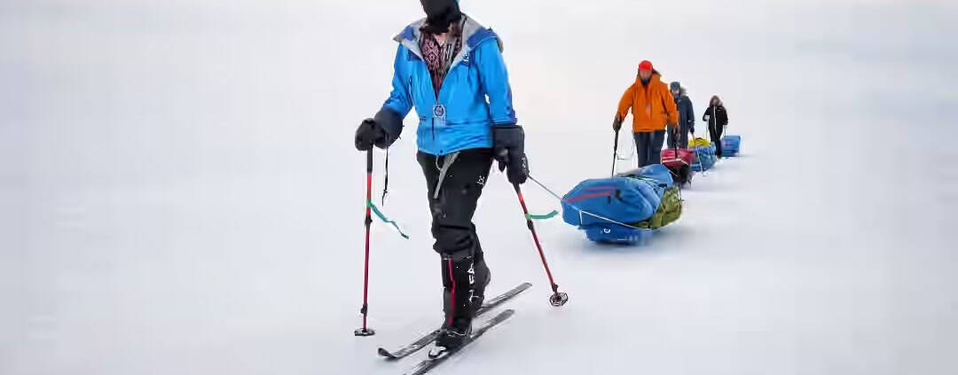 Greenland Expedition: Day 14 on the Ice Cap and Looking Ahead 1 Mensen op skislede met sleds door besneeuwd landschap.