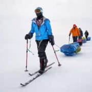 IMG_8095 Mensen op skislede met sleds door besneeuwd landschap.