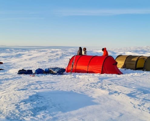 Tentenkamp in de sneeuw tijdens een outdoor avontuur in het noorden van Nederland.