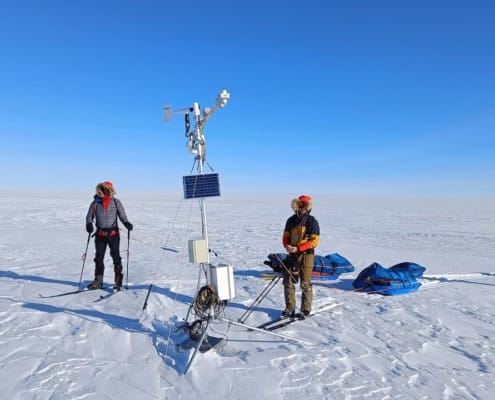 Externe weerstation op sneeuwvlakte in Arctic outdoor workshop outdoor workshop op sneeuwvlakte met weerstation in Arctic omgevingen.